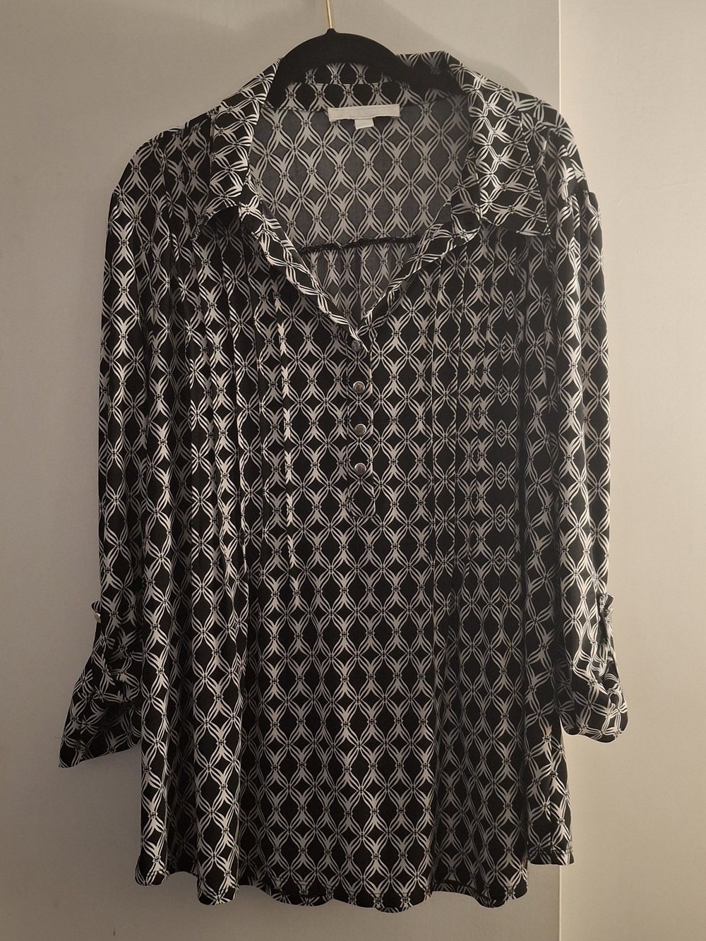 Juniper + Lime Women's Black & White Geometric Patterened Tunic Top